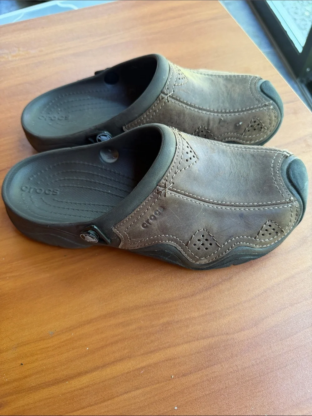 805 10/$50 🏄🏻‍♀️ Crocs Men’s Brown Slip-On Clog